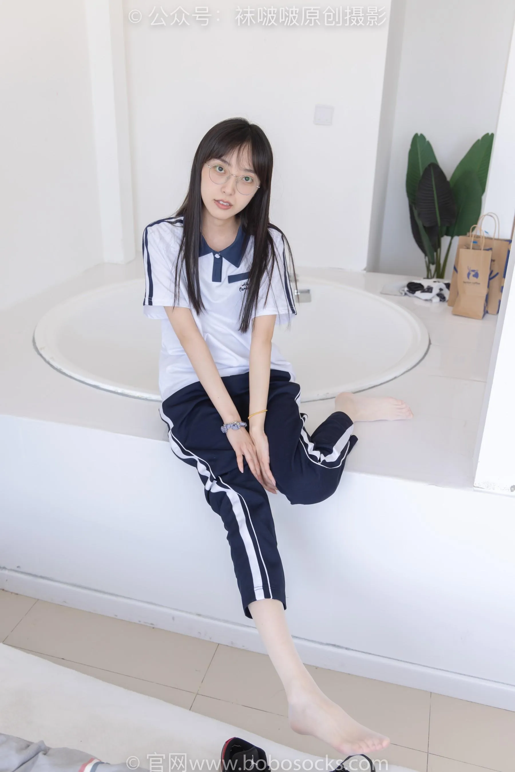 [BoBoSocks袜啵啵]NO.207 稚予-aj板鞋、白棉袜、油亮白丝、校服裤里丝[23] [53P]插图